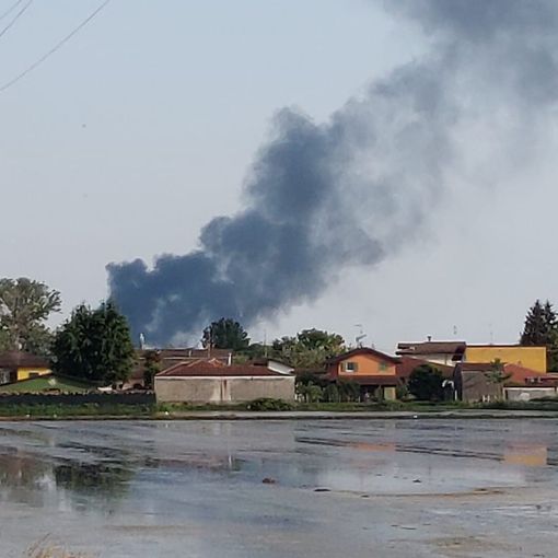 Vigevano, incendio alla Ilga Gomma, il sindaco Andrea Ceffa: &quot;Vietato consumare frutta e verdura appena raccolte&quot;