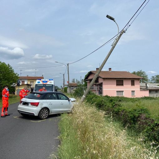 Mede: si schianta in auto contro un palo dell'illuminazione, donna 49enne finisce in ospedale