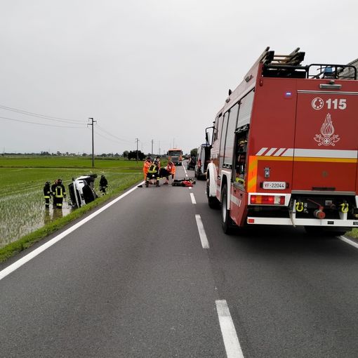 Castelnovetto: con l'auto si ribalta in una risaia sulla provinciale, 56enne soccorso in elicottero