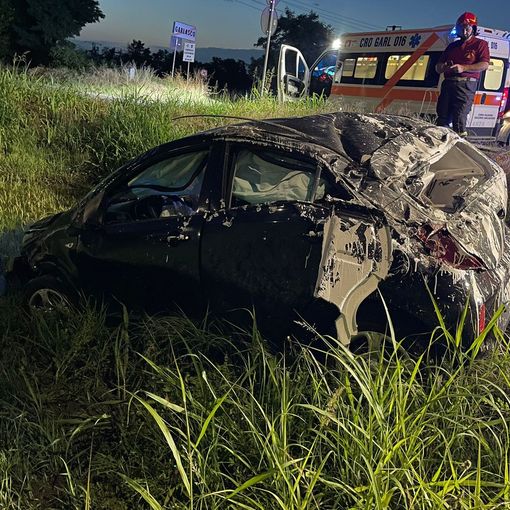 L'auto uscita di strada in via Borgo San Siro