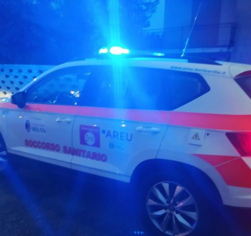 Schianto sulla rotonda a Bareggio: due giovani feriti, 34enne in condizioni critiche