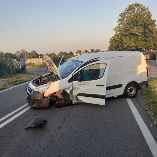 Mortara: scontro auto-furgone sulla statale 494, soccorse 3 persone