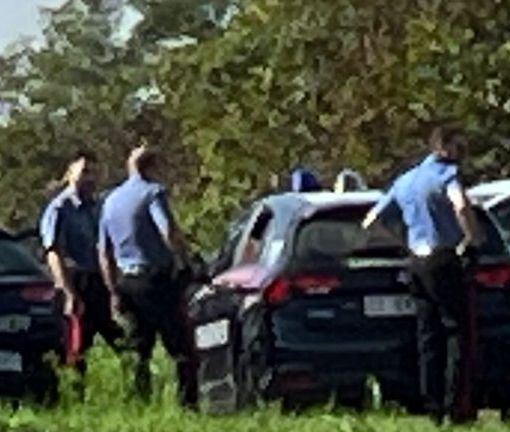 Inseguimento sulla Boffalora Malpensa termina a Magenta: auto finisce sulla rotonda, a bordo tre persone