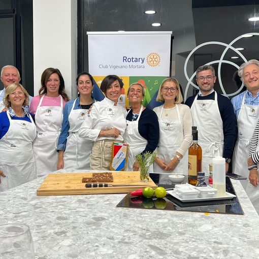 “La Cucina del Cuore”, il ciclo di corsi di cucina amatoriale organizzato dal Rotary Club Vigevano Mortara insieme alla chef Rubina Rovini, ha preso il via con una serata sold out
