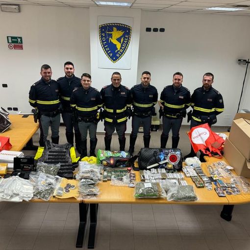 Scoperti con la droga in macchina sull'Autolaghi dalla polizia stradale: due giovani in manette