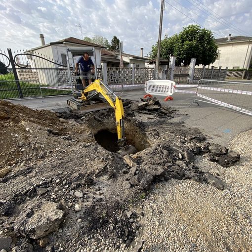 Mede: cede l'asfalto sopra a un canale irriguo, chiusa via Castellaro