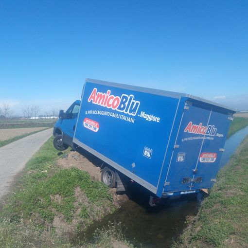 FOTONOTIZIA. Vigevano: perde il controllo del furgone che rimane in bilico sopra un fosso