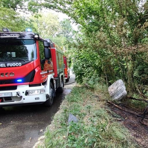 Pavia: incendio di baracche e sterpaglie in strada Valbona
