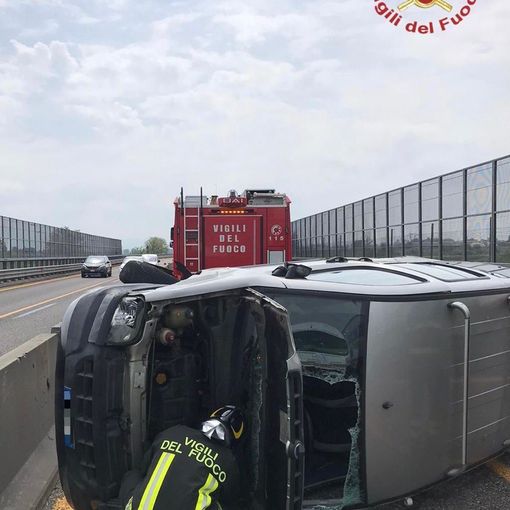 Auto si ribalta sull'autostrada Milano-Genova, illeso un 22enne