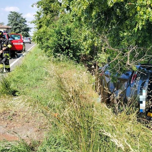 Broni: esce di strada con l'auto e finisce in un fosso, 69enne trasportato al San Matteo