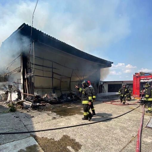 Balossa Bigli: incendio in un capannone, sul posto 4 squadre di Vigili del fuoco