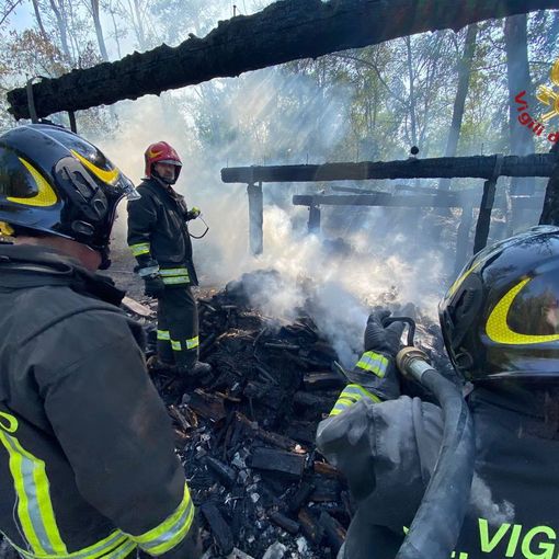 Zinasco: rogo divora una casotta in legno, sul posto 2 squadre di Vigili del fuoco