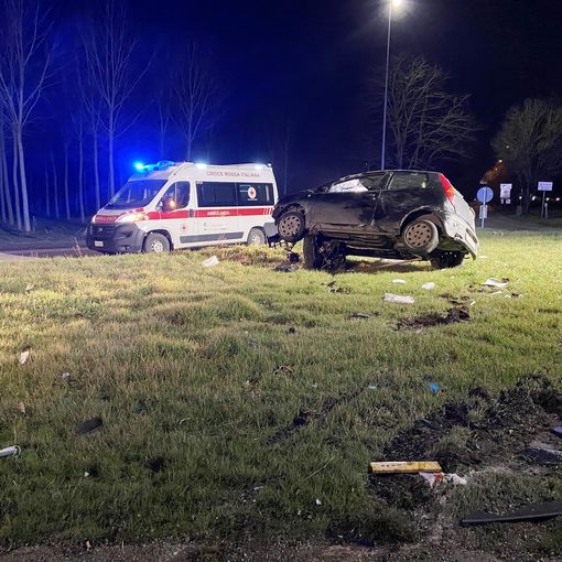 Mede: si schianta con l'auto sulla rotonda della provinciale 194, gravemente ferito un uomo