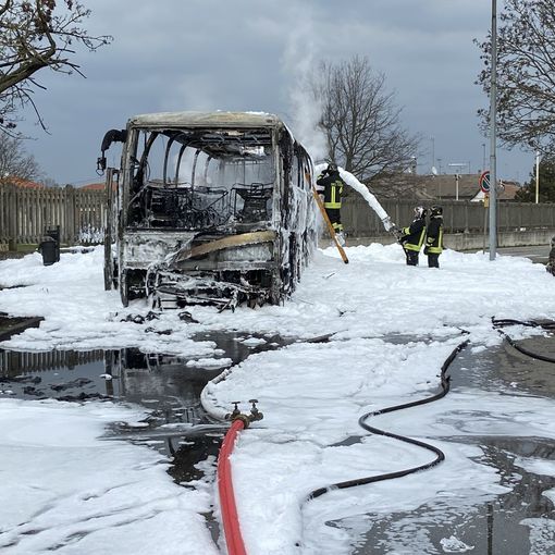 Sannazzaro: pulmino in fiamme vicino alla stazione, illesi i passeggeri