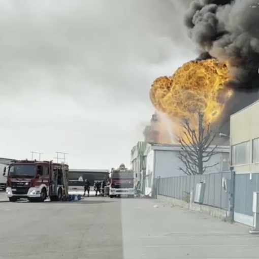 Incendio Novara: 30 operai i primi a dare allarme VIDEO