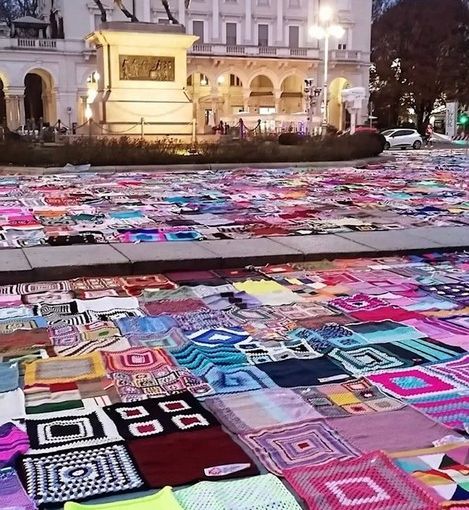 (FOTO) Novara: piazza Martiri tappezzata di coperte colorate per la lotta contro la violenza sulle donne