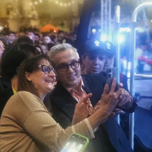 Tutti in coda per un selfie con Barbieri: Vercelli impazzisce per la star di Masterchef - FOTO
