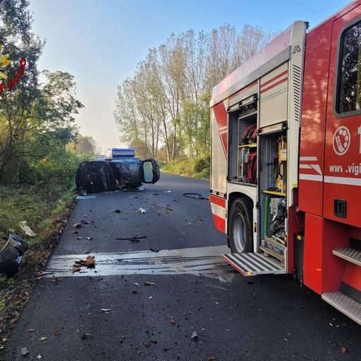 Novara, si ribalta con l'auto e si schianta contro un albero, conducente trasportato in ospedale