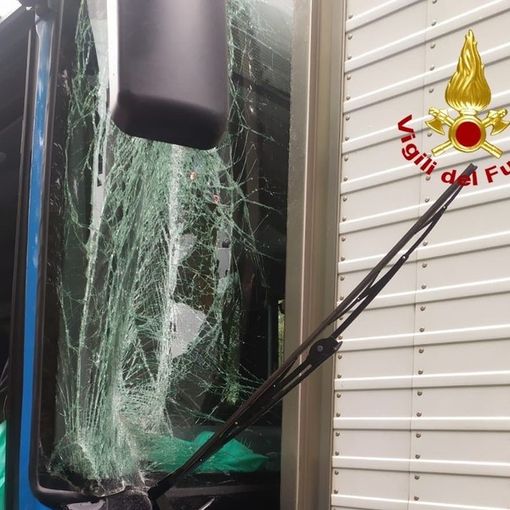 Schianto sulla Paullese a San Donato. Autobus tampona un camion: dieci persone al pronto soccorso