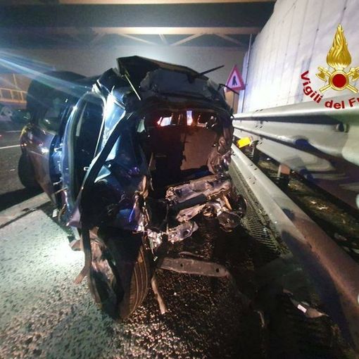 Pauroso incidente sulla A4: un ferito estratto dalle lamiere dell'auto distrutta