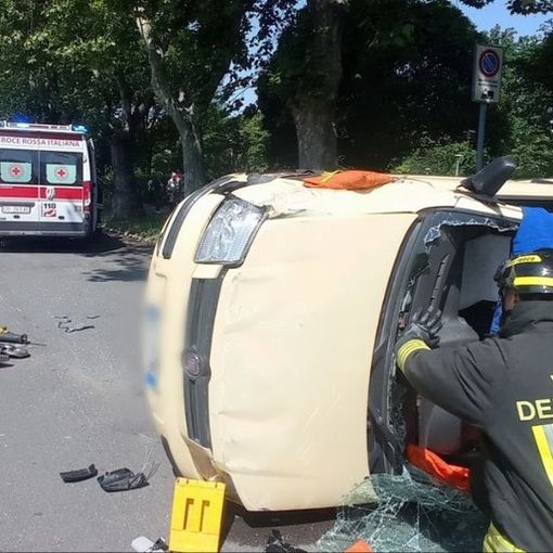 Novara: auto si ribalta in viale Giulio Cesare
