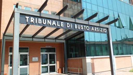 Botte fuori dal tribunale di Busto: tre persone soccorse dopo una rissa