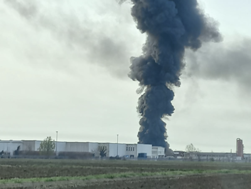 Spaventoso incendio all'azienda di vernici Kemi di Novara: altissime le colonne di fumo visibili anche in Lomellina