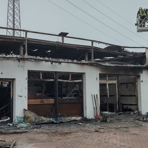 Vigevano: rogo divora un minimarket in viale Industria. Le immagini