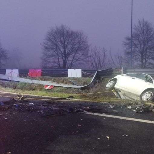 Pavia: frontale tra auto sulla Tangenziale Est, muore un 48enne
