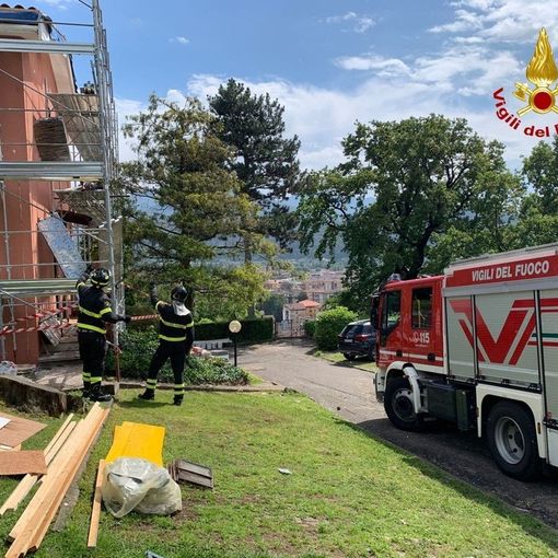 Cadono da un ponteggio a Luino, feriti gravemente due operai