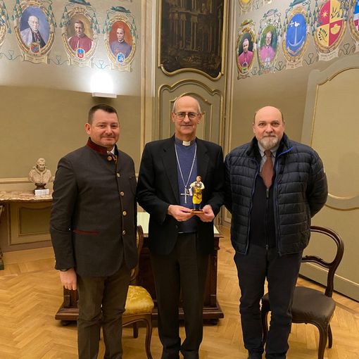 In dono al vescovo di Vigevano la statuina dell'imprenditore digitale, personaggio del presepe 2021