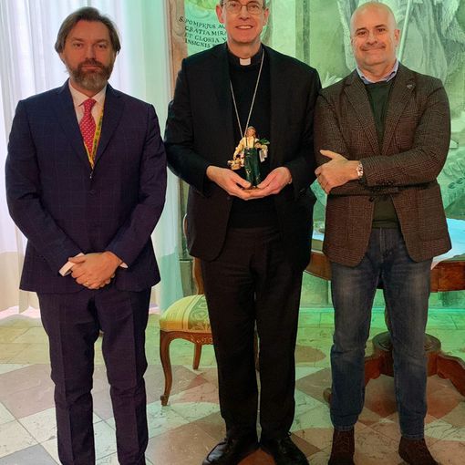Natale, nel Presepe 2022 arriva la florovivaista: consegnata la statuina al Vescovo di Pavia