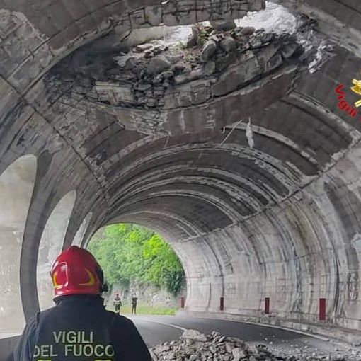 FOTO. Frana su una galleria stradale e ferroviaria nel Lecchese. Circolazione interrotta, nessun ferito