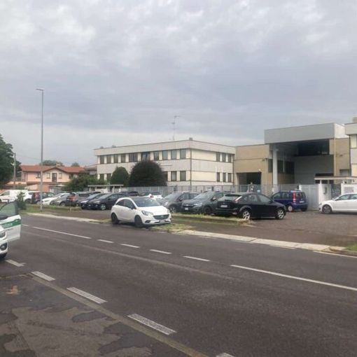 Magenta, Via Novara ci risiamo: signora sbalzata dalla bici. Arriva l’ambulanza