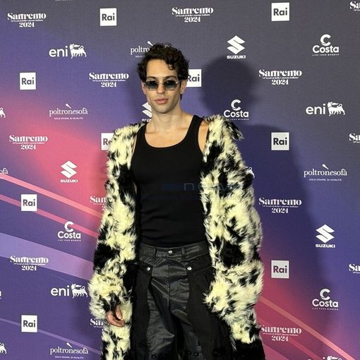 74° Festival di Sanremo, Mahmood: “La tuta gold è una sorta di armatura che mi sono costruito nel tempo”