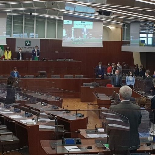 Il minuto di silenzio del consiglio regionale della Lombardia per le vittime del Mottarone