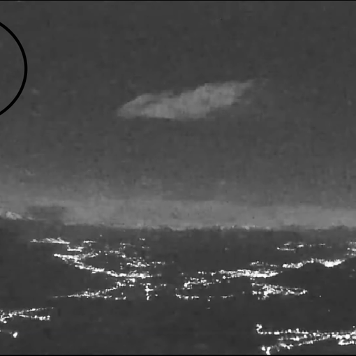 La meteora (nel cerchio) solca i cieli di Varese nella foto diffusa dalla Società Astronomica Schiaparelli