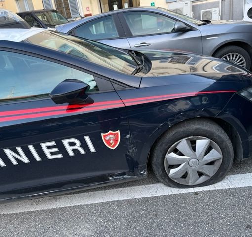 L'auto del radiomobile danneggiata nel corso dell'inseguimento