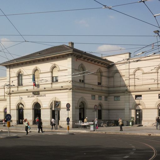Si stava lanciando dal cavalcavia: 22enne salvato dagli agenti Polfer di Lambrate