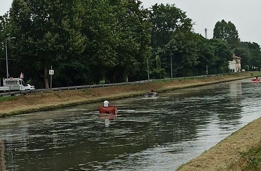 Naviglio Pavese: mezzi al lavoro per tagliare le piante acquatiche