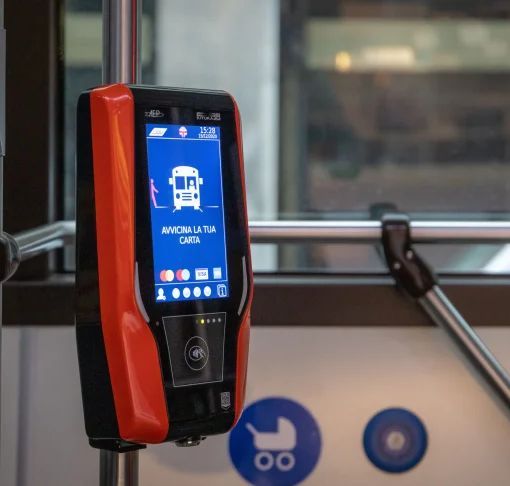 Atm: da giovedì 13 si paga ‘contactless’ anche su bus e tram
