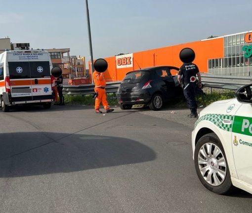 Incidenti a Magenta: ragazza in auto abbatte il guard rail alla rotonda dell’Obi, in via Turati tamponamento tra tre veicoli
