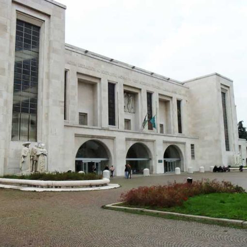 Ruba il cellulare alla sua ex, ma cade e finisce in ospedale a Niguarda: La bizzarra vicenda di un 51enne della Brianza con precedenti per molestie