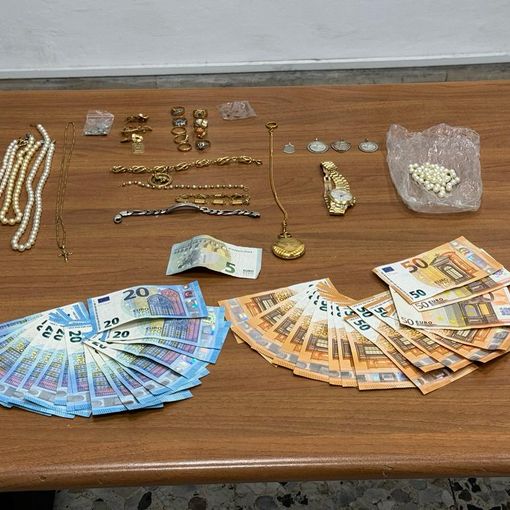 Vercelli, beccato con 1500 euro e i gioielli sottratti a un'anziana: in arresto un &quot;falso postino&quot;