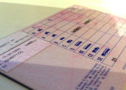 Pavia: all'esame della patente con l'auricolare, si ferisce per spingerlo in fondo all'orecchio. Scoperto e denunciato 49enne