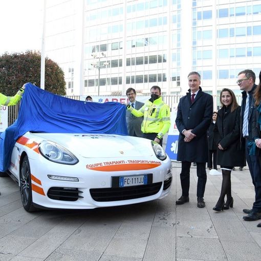 La donazione ad Areu: una Porsche per il trasporto degli organi