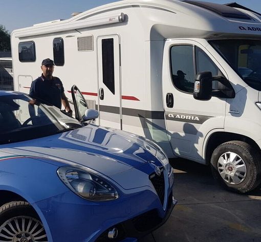 Quattro persone ai domicilari per truffe sulla compravendita di camper
