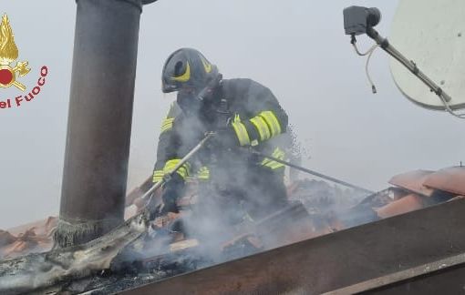 Broni: fiamme sul tetto di un'abitazione, intervengono i Vigili del fuoco