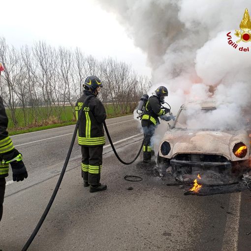 Albuzzano: auto in fiamme sulla provinciale 235, conducente illesa