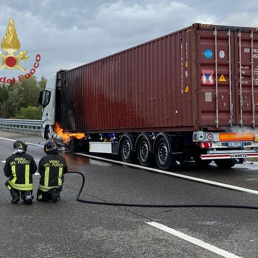 Casei Gerola: in fiamme i serbatoi Gnl di un tir sull'autostrada Milano-Genova, sul posto i Vigili del fuoco
